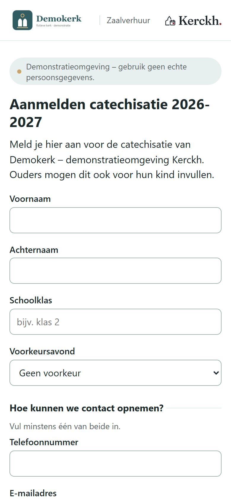 Aanmeldformulier voor catechisatie op een telefoon: naam, schoolklas, voorkeursavond en contact.